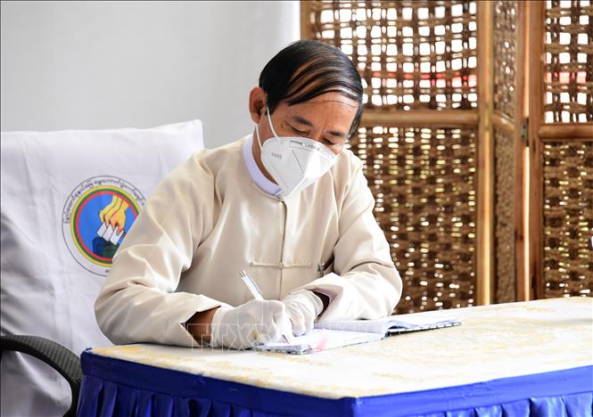 Trong ảnh: Tổng thống Myanmar U Win Myint tại một địa điểm bỏ phiếu ở Nay Pyi Taw, Myanmar. Ảnh: THX/TTXVN