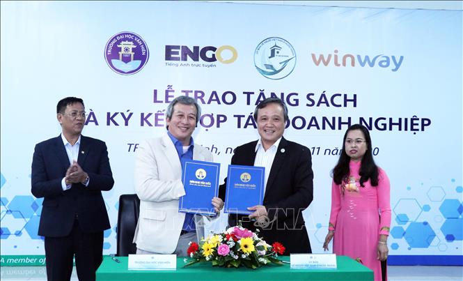 Trong ảnh: Ông Phùng Công Dũng, Chủ nhiệm Ủy ban về Người Việt Nam ở nước ngoài Thành phố Hồ Chí Minh (thứ 2 từ phải sang) và ông Từ Minh Thiện, Hiệu trưởng trường Đại học Văn Hiến (thứ 2 từ trái sang) ký biên bản trao-nhận số sách do Tiến sỹ Võ Tá Hân gửi tặng.
Ảnh: Xuân Khu-TTXVN
