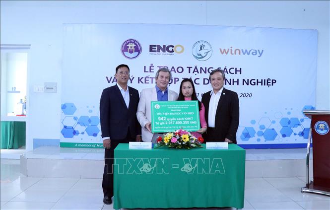 Trong ảnh: Bà Lê Thị Mỹ Châu, đại diện Tiến sỹ Võ Tá Hân trao tượng trưng số sách tặng trường Đại học Văn Hiến cho ôngTừ Minh Thiện, Hiệu trưởng trường Đại học Văn Hiến (thứ hai từ trái sang). Ảnh: Xuân Khu-TTXVN
Ảnh: Xuân Khu
