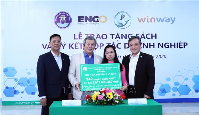 Trong ảnh: Bà Lê Thị Mỹ Châu, đại diện Tiến sỹ Võ Tá Hân trao tượng trưng số sách tặng trường Đại học Văn Hiến cho ôngTừ Minh Thiện, Hiệu trưởng trường Đại học Văn Hiến (thứ hai từ trái sang).
Ảnh: Xuân Khu
