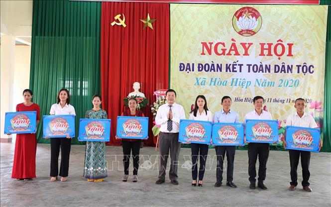 Trao 7 căn nhà Đại đoàn kết cho các hộ gia đình khó khăn về nhà ở. Ảnh: Hoài Thu – TTXVN.
