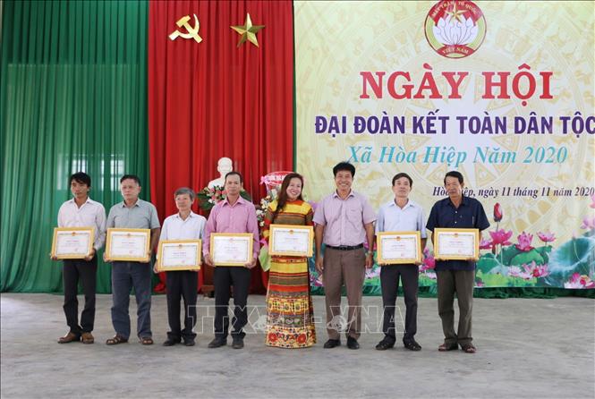 Khen thưởng hộ gia đình tiêu biểu trong thực hiện cuộc vận động “Toàn dân đoàn kết xây dựng nông thôn mới, đô thị văn minh”. Ảnh: Hoài Thu – TTXVN.