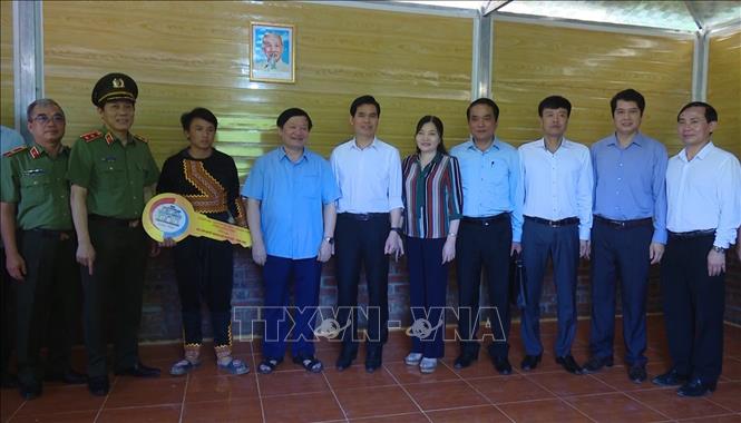 Đại diện lãnh đạo Bộ Công an, tỉnh Hưng Yên và tỉnh Sơn La trao tặng mái ấm tình thương cho hộ nghèo ở huyện Vân Hồ, tỉnh Sơn La. Ảnh: TTXVN phát. 
