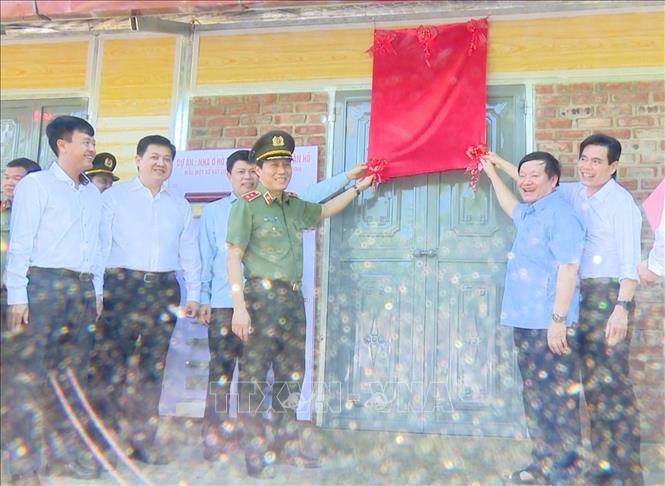 Đại diện lãnh đạo Bộ Công an, tỉnh Hưng Yên và tỉnh Sơn La trao tặng mái ấm tình thương cho hộ nghèo ở huyện Vân Hồ, tỉnh Sơn La. Ảnh: TTXVN phát. 