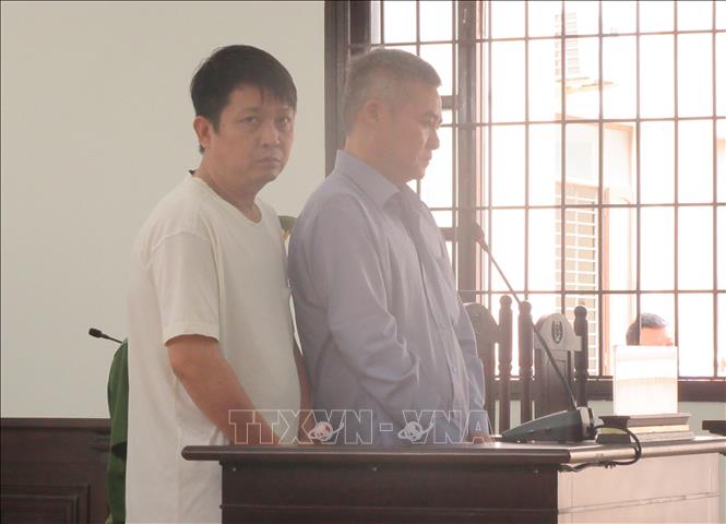 Trong ảnh: Hai bị cáo Lâm Thanh (áo trắng) và Huỳnh Văn Út tại phiên xét xử. Ảnh: Nguyễn Thành – TTXVN

