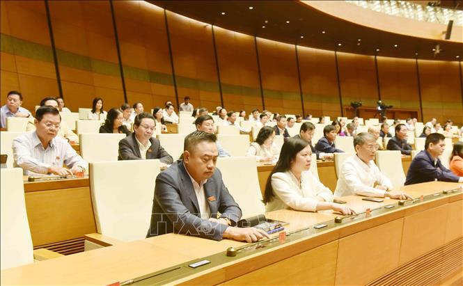 Đoàn đại biểu Quốc hội tỉnh Lạng Sơn biểu quyết thông qua toàn văn dự thảo Nghị quyết về dự toán ngân sách nhà nước năm 2021. Ảnh: Phương Hoa – TTXVN