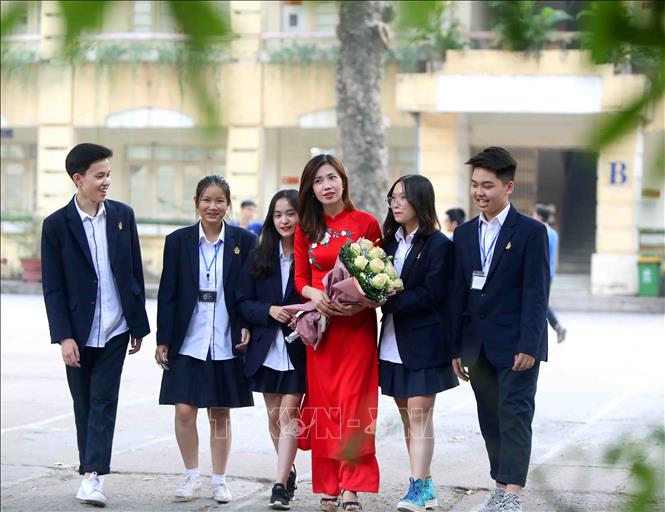 Trong ảnh: Với sự dạy dỗ và dìu dắt của các thế hệ thầy cô giáo có trình độ và tâm huyết với nghề, hàng chục vạn học sinh đã trưởng thành từ mái trường này, trở thành những công dân tốt , sống có lý tưởng và có tri thức khoa học vững vàng, đóng góp không nhỏ vào sự nghiệp xây dựng và phát triển kinh tế - xã hội của Thủ đô và đất nước. Ảnh: Thanh Tùng - TTXVN