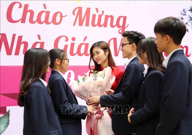 Trong ảnh: Mỗi thầy cô giáo trong nhà trường luôn xác định “Giáo dục và rèn luyện học sinh mạnh về thể chất, sáng về trí tuệ, giàu về tâm hồn, kỹ năng sống tốt, có tinh thần trách nhiệm và nỗ lực sáng tạo không ngừng để trở thành những công dân toàn cầu trong thời kỳ hội nhập Quốc tế. Ảnh: Thanh Tùng - TTXVN