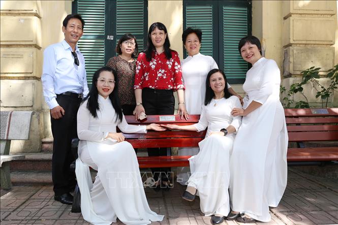 Trong ảnh: Những cựu học sinh trưởng thành từ mái trường, trở thành những công dân tốt, sống có lý tưởng và có tri thức khoa học vững vàng, đóng góp vào sự nghiệp xây dựng và phát triển kinh tế - xã hội của Thủ đô và đất nước, ôn lại những kỷ niệm khi quay trở về mái trường xưa. Ảnh: Hoàng Hiếu - TTXVN