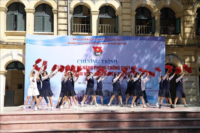 Trong ảnh: Mỗi thầy cô giáo trong nhà trường luôn xác định “Giáo dục và rèn luyện học sinh mạnh về thể chất, sáng về trí tuệ, giàu về tâm hồn, kỹ năng sống tốt, có tinh thần trách nhiệm và nỗ lực sáng tạo không ngừng để trở thành những công dân toàn cầu trong thời kỳ hội nhập Quốc tế. Ảnh: Minh Quyết – TTXVN
