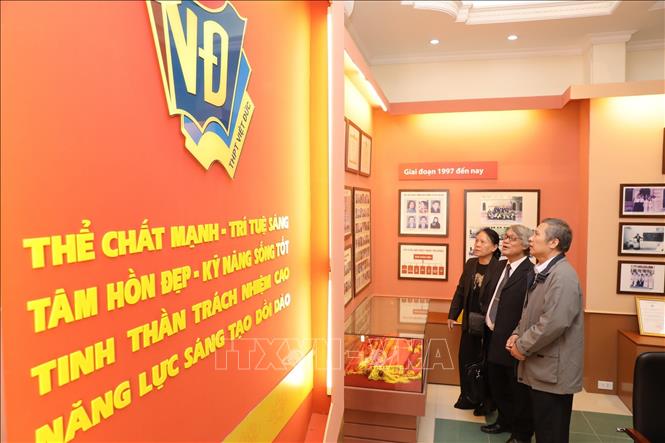 Trong ảnh: Vào dịp này, nhiều thế hệ học sinh trở về ngôi trường Việt Đức, ôn lại những kỷ niệm xưa dưới mái trường của thời học sinh phổ thống đáng nhớ. Ảnh: Minh Quyết – TTXVN