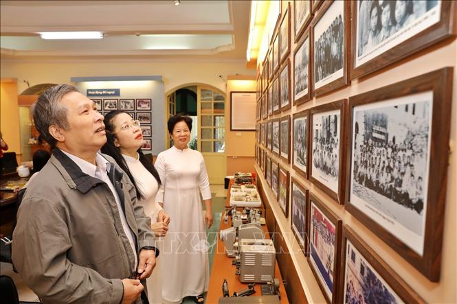 Trong ảnh: Vào dịp kỷ niệm 65 năm thành lập, nhiều thế hệ học sinh trở về ngôi trường Việt Đức, ôn lại những kỷ niệm xưa dưới mái trường của thời học sinh phổ thống đáng nhớ. Ảnh: Minh Quyết – TTXVN