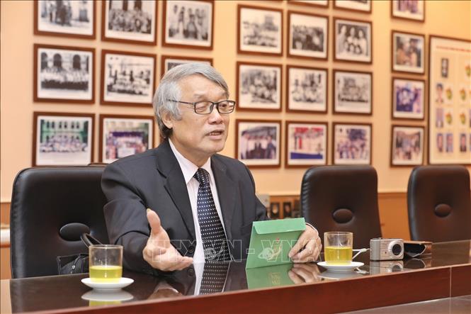 Trong ảnh: Vào dịp này, nhiều thế hệ học sinh trở về ngôi trường Việt Đức, ôn lại những kỷ niệm xưa dưới mái trường của thời học sinh phổ thống đáng nhớ. Ảnh: Minh Quyết – TTXVN
