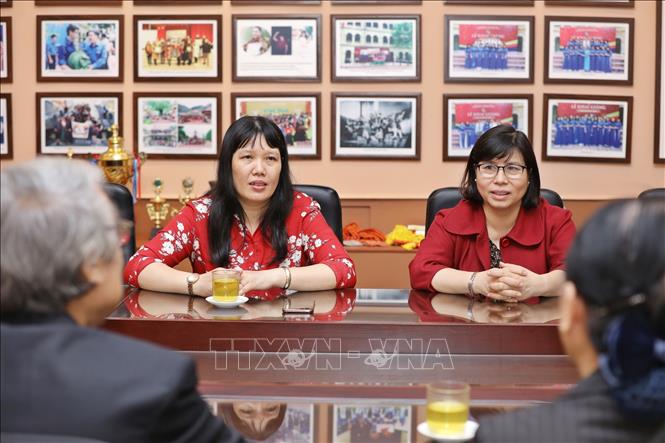Trong ảnh: Vào dịp này, nhiều thế hệ học sinh trở về ngôi trường Việt Đức, ôn lại những kỷ niệm xưa dưới mái trường của thời học sinh phổ thống đáng nhớ. Ảnh: Minh Quyết – TTXVN