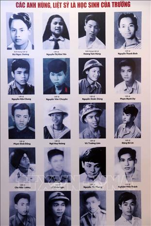 Trong ảnh: Lưu giữ chân dung các Anh hùng, Liệt sĩ là học sinh của trường THPT Việt Đức. Ảnh: Thành Đạt – TTXVN