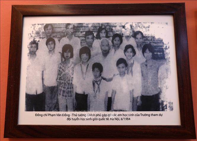 Trong ảnh: Những bức tranh ghi lại những cột mốc lịch sử của trường THPT Việt Đức qua các thời kỳ. Ảnh: Thành Đạt – TTXVN