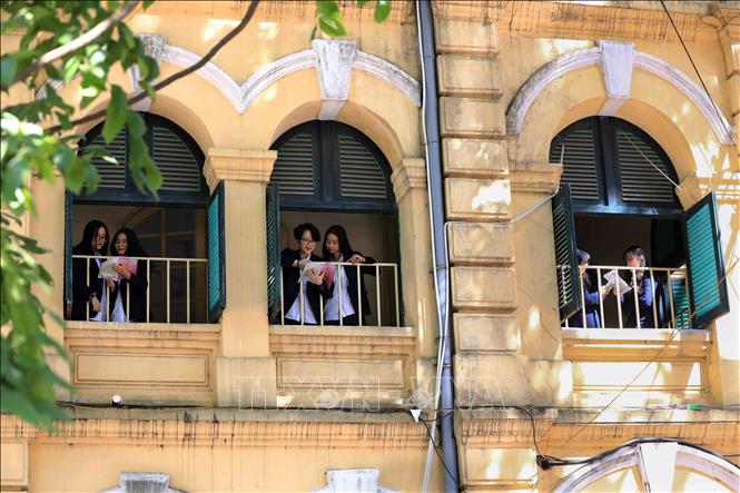 Trong ảnh: Những hành lang, khung cửa cổ kính của trường THPT Việt Đức là nơi yêu thích để ôn bài của các thế hệ học sinh. Ảnh: Thành Đạt – TTXVN