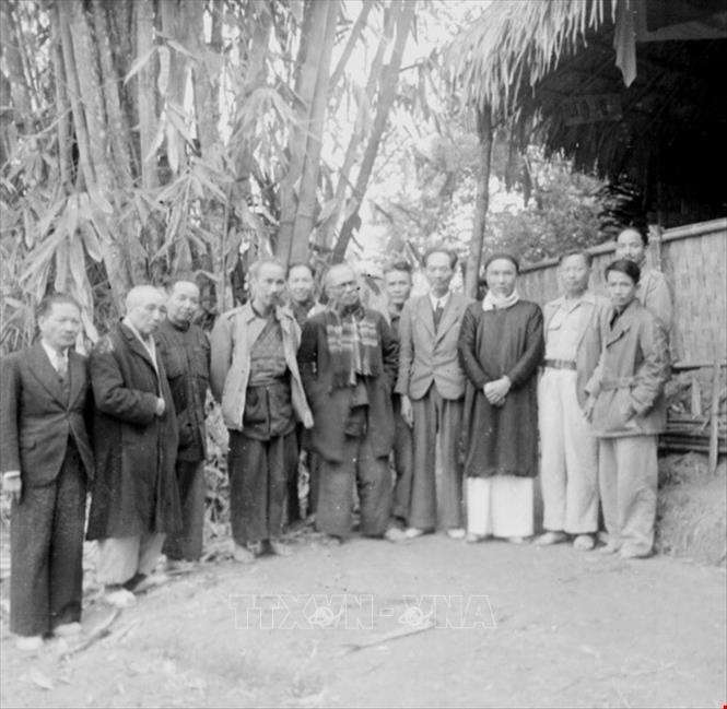 Trong ảnh: Tháng 2/1948, tại Việt Bắc, Chủ tịch Hồ Chí Minh dự Hội nghị Ủy ban Liên Việt toàn quốc và chụp ảnh kỷ niệm với các đồng chí trong Ủy ban. Ảnh: TTXVN
