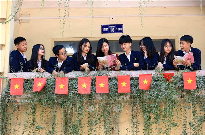 Trong ảnh: Với sự dạy dỗ và dìu dắt của các thế hệ thầy cô giáo có trình độ và tâm huyết với nghề, hàng chục vạn học sinh đã trưởng thành từ mái trường này, trở thành những công dân tốt , sống có lý tưởng và có tri thức khoa học vững vàng, đóng góp không nhỏ vào sự nghiệp xây dựng và phát triển kinh tế - xã hội của Thủ đô và đất nước. Ảnh: Thành Đạt – TTXVN