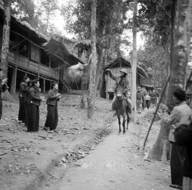 Trong ảnh: Chủ tịch Hồ Chí Minh đến dự Đại hội toàn quốc thống nhất Việt Minh - Liên Việt họp tại Việt Bắc từ ngày 3-7/3/1951. Ảnh: TTXVN