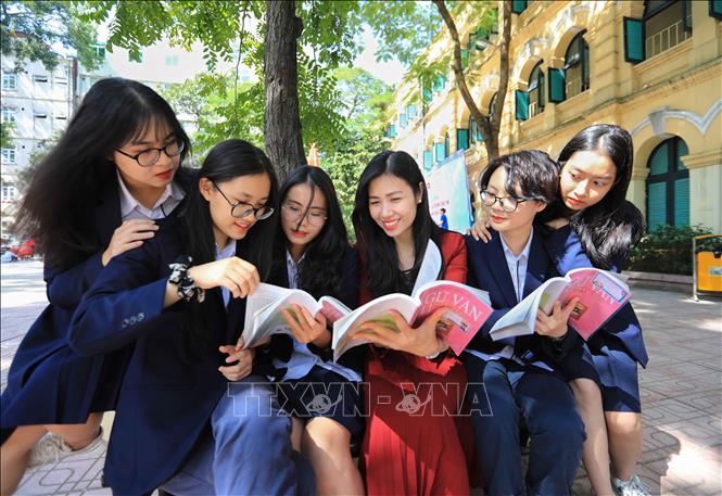 Trong ảnh: Với sự dạy dỗ và dìu dắt của các thế hệ thầy cô giáo có trình độ và tâm huyết với nghề, hàng chục vạn học sinh đã trưởng thành từ mái trường này, trở thành những công dân tốt , sống có lý tưởng và có tri thức khoa học vững vàng, đóng góp không nhỏ vào sự nghiệp xây dựng và phát triển kinh tế - xã hội của Thủ đô và đất nước. Ảnh: Thành Đạt – TTXVN
