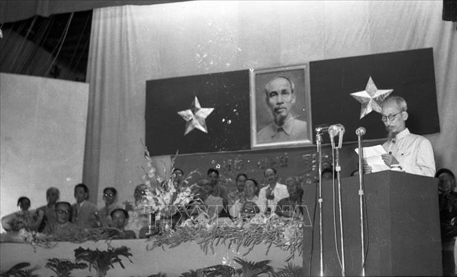 Đại hội Mặt trận Dân tộc thống nhất toàn quốc diễn ra từ ngày 5 - 10/9/1955 tại Hà Nội, quyết định thành lập Mặt trận Tổ quốc Việt Nam, kế tục sự nghiệp của Mặt trận Liên Việt. Đại hội bầu Chủ tịch Hồ Chí Minh là Chủ tịch danh dự, đồng chí Tôn Đức Thắng làm Chủ tịch Đoàn Chủ tịch Ủy ban Trung ương. Trong ảnh: Chủ tịch Hồ Chí Minh phát biểu tại phiên khai mạc Đại hội, ngày 5/9/1955. Ảnh: Tư liệu TTXVN