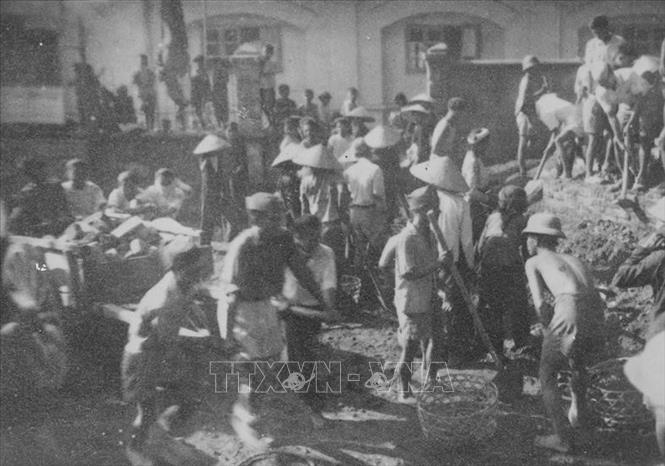 Thực hiện Lời kêu gọi “Toàn quốc kháng chiến” của Chủ tịch Hồ Chí Minh, Mặt trận Việt Minh và Hội Liên Việt đã ra sức tuyên truyền, vận động Nhân dân tham gia kháng chiến. Mặt trận Việt Minh và Hội Liên Việt ngày càng sát cánh bên nhau, đẩy mạnh mọi hoạt động, xây dựng tổ chức, phát triển lực lượng nhằm mục tiêu chung là kháng chiến thắng lợi, giành độc lập dân tộc. Trong ảnh: Chiến sĩ tự vệ và nhân dân Hà Nội đào hầm hào, xây dựng công sự để chuẩn bị chiến đấu chống quân Pháp. Ảnh: TTXVN
