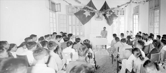 Ngày 10/9/1955, Đại hội Mặt trận Dân tộc Thống nhất họp tại Hà Nội đã quyết định thành lập Mặt trận Tổ quốc Việt Nam và thông qua Cương lĩnh nhằm đoàn kết mọi lực lượng dân tộc, dân chủ và hòa bình trong cả nước để đấu tranh chống đế quốc Mỹ và bè lũ tay sai. Trong ảnh: Đồng chí Xuân Thủy, thay mặt Ủy ban Trung ương Mặt trận Tổ quốc Việt Nam, tổ chức họp báo giới thiệu nội dung bản Cương lĩnh sau Đại hội Mặt trận Dân tộc thống nhất toàn quốc, quyết định thành lập Mặt trận Tổ quốc Việt Nam (tháng 9/1955). Ảnh: Đức Hóa - TTXVN