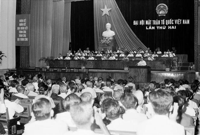 Đại hội Mặt trận Tổ quốc Việt Nam lần thứ II (từ 12 đến 14/5/1983) thông qua Chương trình hành động và ra lời kêu gọi đồng bào chiến sĩ cả nước đoàn kết phấn đấu khắc phục khó khăn, vượt qua thử thách, góp sức cùng với Đảng và Nhà nước tìm ra những giải pháp có hiệu quả để đưa đất nước tiến lên. Trong ảnh: Đại hội đại biểu toàn quốc Mặt trận Tổ quốc Việt Nam lần thứ II được tổ chức tại Hà Nội từ ngày 12 - 14/5/1983. Ảnh: Kim Hùng – TTXVN