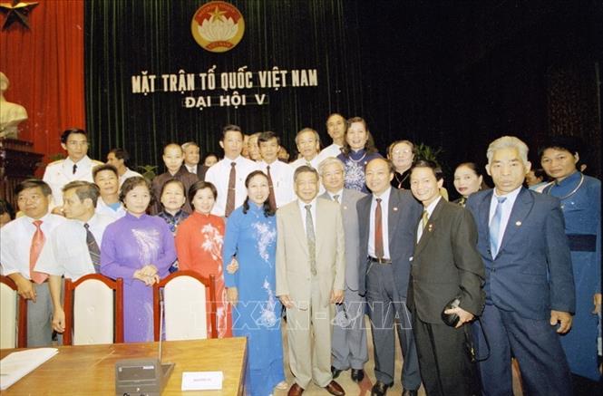 Trong ảnh: Tổng Bí thư Lê Khả Phiêu gặp gỡ các đại biểu dự Đại hội Mặt trận Tổ quốc Việt Nam lần thứ V, được tổ chức từ ngày 26 - 28/8/1999 tại Hà Nội với chủ đề: 