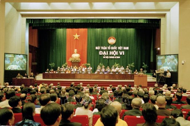 Trong ảnh: Đại hội đại biểu Mặt trận Tổ quốc Việt Nam lần thứ VI diễn ra từ ngày 21 - 23/9/2004 tại Hà Nội với chủ đề: 
