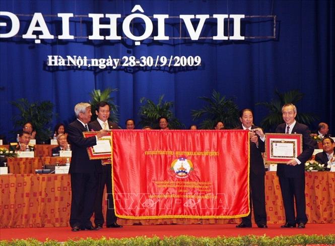 Trong ảnh: Lễ trao tặng Huân chương Sao vàng và Huân chương Ixala của Nhà nước Lào cho Uỷ ban Trung ương Mặt trận Tổ quốc Việt Nam và lãnh đạo Mặt trận tại Đại hội Đại biểu toàn quốc Mặt trận Tổ quốc Việt Nam lần thứ VII (2009).  Ảnh: Nguyễn Dân - TTXVN