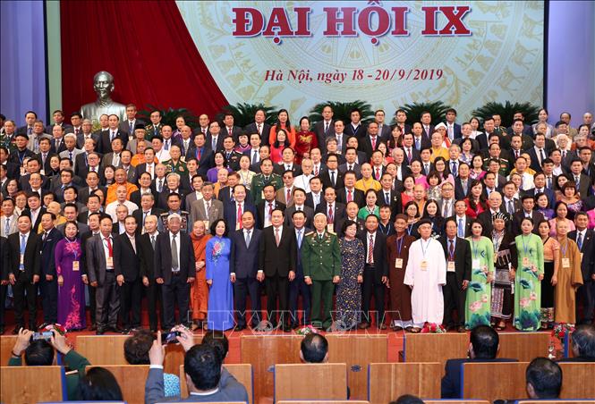 Đại hội đại biểu toàn quốc Mặt trận Tổ quốc Việt Nam lần thứ IX, nhiệm kỳ 2019 - 2024 từ ngày 18 đến ngày 20/9/2019 tại Thủ đô Hà Nội, với chủ đề: “Phát huy sức mạnh đại đoàn kết toàn dân tộc, nâng cao chất lượng, hiệu quả hoạt động của Mặt trận Tổ quốc Việt Nam, vì dân giàu, nước mạnh, dân chủ, công bằng, văn minh”. Trong ảnh: Thủ tướng Nguyễn Xuân Phúc cùng các đồng chí lãnh đạo Đảng, Nhà nước với các Ủy viên Ủy ban Trung ương Mặt trận Tổ quốc Việt Nam khóa IX, nhiệm kỳ 2019-2024. Ảnh: TTXVN

