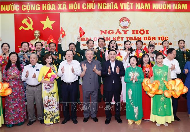 Trong ảnh: Bí thư Thành uỷ Hà Nội Vương Đình Huệ, Chủ tịch Ủ ban Trung ương MTTQ Việt Nam Trần Thanh Mẫn và Chánh án Toà án Nhân dân tối cao Nguyễn Hoà Bình với nhân dân phường Quán Thánh tại Ngày hội đại đoàn kết toàn dân tộc tại Tổ dân phố số 6, phường Quán Thánh, quận Ba Đình, Hà Nội (8/11/2020). Ảnh: Dương Giang - TTXVN
