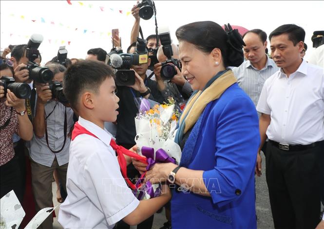 Trong ảnh: Thiếu nhi thôn Nam Ô Trình tặng hoa Chủ tịch Quốc hội Nguyễn Thị Kim Ngân tại Ngày hội Đoàn kết toàn dân tộc năm 2019 tại thôn Nam Ô Trình, xã Thụy Trình, huyện Thái Thụy (Thái Bình).  Ảnh: Trọng Đức - TTXVN