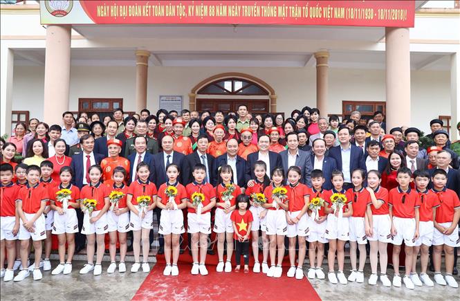 Trong ảnh: Thủ tướng Nguyễn Xuân Phúc với các cháu thiếu nhi và đại biểu dự Ngày hội đại đoàn kết toàn dân tộc năm 2019 tại thôn Nội Ninh, xã Ninh Sơn, huyện Việt Yên, tỉnh Bắc Giang. Ảnh: Thống Nhất – TTXVN