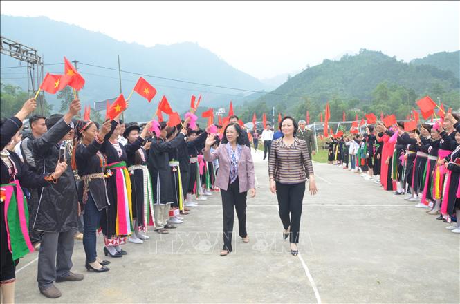 Trong ảnh: Trưởng ban Dân vận Trung ương Trương Thị Mai dự Ngày hội Đại đoàn kết toàn dân tộc ở thôn Đồng Song, xã Kiên Thành, huyện Trấn Yên, tỉnh Yên Bái. Ảnh: Đức Tưởng – TTXVN