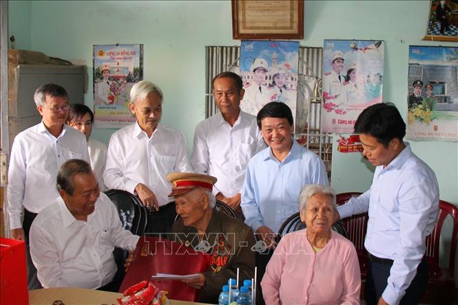 Trong ảnh: Phó Thủ tướng thường trực Trương Hòa Bình và Phó Chủ tịch, Tổng Thư ký Ủy ban Trung ương Mặt trận Tổ quốc Việt Nam Hầu A Lềnh đến thăm, tặng quà gia đình cán bộ lão thành cách mạng đang sinh sống tại ấp Tân Triều (Đồng Nai). Ảnh: Lê Xuân-TTXVN