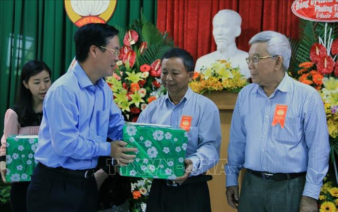 Trong ảnh: Trưởng Ban Tuyên giáo Trung ương Võ Văn Thưởng tặng quà cho các hộ nghèo, gia đình chính sách khu phố 2, phường Tân Mai, TP Biên Hòa, tỉnh Đồng Nai tại Ngày hội Đại đoàn kết toàn dân tộc, sáng 18/11/2017. Ảnh: Sỹ Tuyên – TTXVN