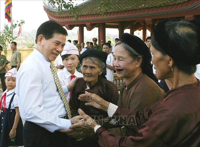 Trong ảnh: Chủ tịch nước Nguyễn Minh Triết gặp gỡ, thăm hỏi nhân dân khu dân cư số 8, xã Kim Đức, thành phố Việt Trì (Phú Thọ) trong lần về dự Ngày hội Đại đoàn kết toàn dân tộc cùng nhân dân tại đây, sáng 11/11/2009. Ảnh: Nguyễn Khang – TTXVN
