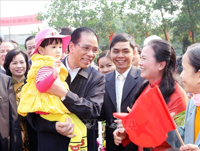 Trong ảnh: Tổng Bí thư Nông Đức Mạnh dự Ngày hội Đại đoàn kết toàn dân tộc với nhân dân tổ dân phố 3 phường Mỏ Chè, thị xã Sông Công, tỉnh Thái Nguyên. Ảnh: Đinh Xuân Tuân –TTXVN