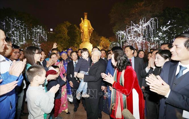 Tư tưởng Hồ Chí Minh về đại đoàn kết dân tộc được Đảng ta vận dụng sáng tạo trong công cuộc đổi mới. Trong ảnh: Tổng Bí thư Nguyễn Phú Trọng gặp gỡ nhân dân Hà Nội trong ngày 30 Tết Nguyên đán Mậu Tuất (15/2/2018). Ảnh: Trí Dũng – TTXVN