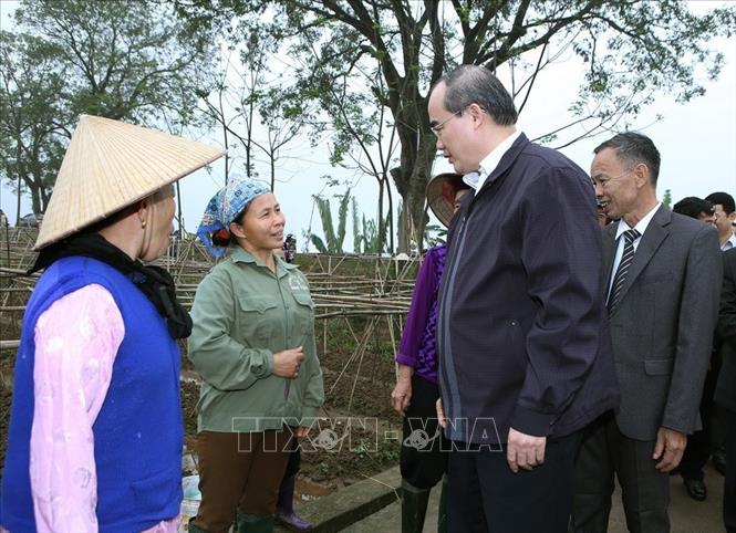 Trong ảnh: Chủ tịch UBTƯ MTTQ Nguyễn Thiện Nhân thăm hỏi nông dân trên cánh đồng trồng cà chua của HTX dịch vụ nông nghiệp Thổ Tang, huyện Vĩnh Tường. Ảnh: Nguyễn Dân – TTXVN