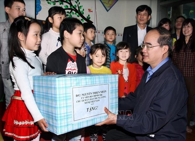 Trong ảnh: Chủ tịch UBTƯ MTTQ Việt Nam Nguyễn Thiện Nhân tặng quà cho trẻ Trường Mầm non Tân Hội, huyện Đan Phượng, Hà Nội, ngày 27/3/2015. Ảnh: Nguyễn Dân - TTXVN