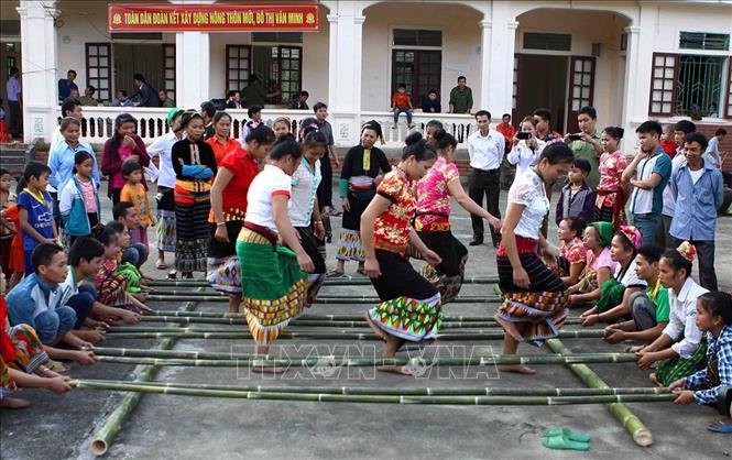 Trong ảnh: Bà con dân bản Chà Lấu, xã Nậm Giải (Quế Phong) vui nhảy sạp tại Ngày hội Đại đoàn kết toàn dân tộc . Ảnh: Thanh Tùng - TTXVN