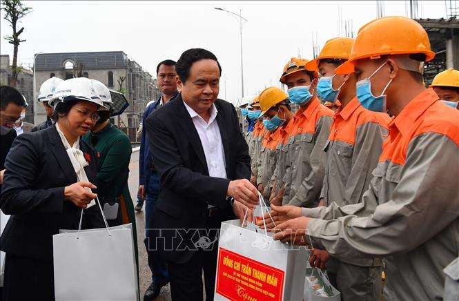 Trong ảnh: Chủ tịch Ủy ban Trung ương Mặt trận Tổ quốc Việt Nam Trần Thanh Mẫn thăm, tặng quà công nhân thi công tại công trường Dự án Khu đô thị Crown Villas (Thái Nguyên). Ảnh: Hoàng Nguyên -TTXVN