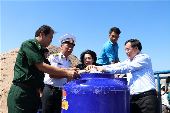 Ủy ban Mặt trận Tổ quốc Việt Nam tỉnh Bến Tre phối hợp Ủy ban Mặt trận Tổ quốc Việt Nam Thành phố Hồ Chí Minh, Bộ Tư lệnh Vùng 2 Hải quân tổ chức chuyến trao tặng bồn trữ nước, cấp nước ngọt, nước uống cho người dân có hoàn cảnh khó khăn, hộ nghèo, cận nghèo và người dân tại các vùng bị hạn, mặn trên địa bàn tỉnh Bến Tre (22/2/2020). Trong ảnh: Bơm nước ngọt miễn phí cho người dân. Ảnh: Huỳnh Phúc Hậu – TTXVN