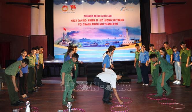Trong ảnh: Chương trình giao lưu giữa cán bộ, chiến sĩ lực lượng vũ trang với thanh thiếu nhi thành phố Hồ Chí Minh do Ủy ban Mặt trận Tổ quốc Việt Nam thành phố Hồ Chí Minh phối hợp với Thành Đoàn thành phố tổ chức, nhân kỷ niệm 10 năm thành lập Quỹ “Vì biển đảo quê hương - Vì tuyến đầu Tổ quốc” giai đoạn 2009 – 2019. Ảnh: Hứa Chung – TTXVN.