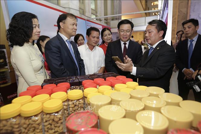 Trong ảnh: Phó Thủ tướng Vương Đình Huệ tham quan gian hàng trưng bày sản phẩm tại Hội nghị tổng kết 10 năm thực hiện Cuộc vận động 