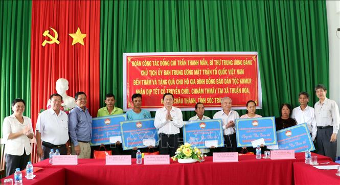 Trong ảnh: Chủ tịch UBTƯ MTTQ Việt Nam Trần Thanh Mẫn tặng nhà Đại đoàn kết cho hộ Khmer nghèo tại xã Thuận Hòa, huyện Châu Thành, tỉnh Sóc Trăng, ngày 5/4/2019. Ảnh: Trung Hiếu - TTXVN